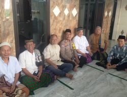 Dekatkan Diri dan Warga, Aiptu Baktiar Shalat Jumat Bersama dan Ajak Warga Jaga Kamtibmas