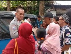 Jumat Berkah, Polisi dan Babinsa Bagikan 100 Nasi Bungkus untuk Warga Kurang Mampu di Menteng