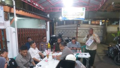 Tokoh Masyarakat dan Bhabinkamtibmas Hadiri Pertemuan Rutin RW 07 Kampung Rawa