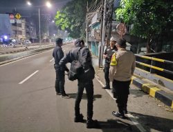 Bhabinkamtibmas Gandeng Pokdarkamtibmas Sambangi Siskamling RW 03 Petojo Utara