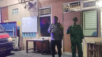 Bhabinkamtibmas Kemayoran Sambangi Pos Kamling RW 07, Sampaikan Pesan Kamtibmas