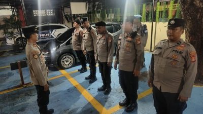 Meski Diguyur Hujan, Polsek Metro Menteng Tetap Laksanakan Apel Malam Patroli Cipta Kondisi