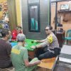 Sambang Satkamling, Aipda Ikhwan Ajak Warga RW 02 Kampung Rawa Hidupkan Semangat Ronda