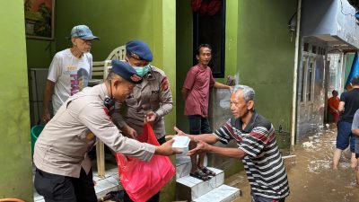 *Satbrimob Polda Metro Jaya Kerahkan Dapur Lapangan untuk Warga Terdampak Banjir di Jakarta Timur.*