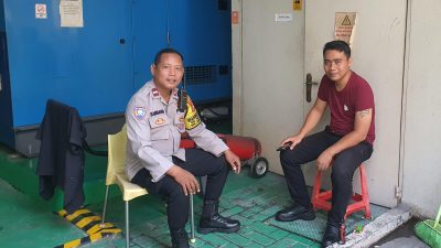 Sambangi Kantor Pos Pasar Baru, Bhabinkamtibmas Ajak Warga Waspada Penipuan Online