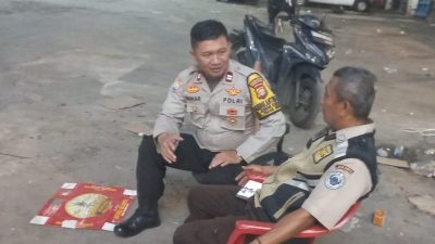 Antisipasi Kejahatan Malam Hari, Bhabinkamtibmas Kebon Kacang Patroli Dan Sambangi Wilayah RW 06