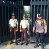 Bhabinkamtibmas Gondangdia Tingkatkan Keamanan Bersama Security Gedung Bawaslu RI Menteng