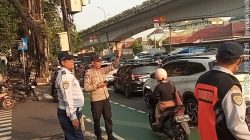 Polisi dan Dishub Kompak Atur Lalu Lintas, Aiptu Antonius Ajak Masyarakat Tertib dan Waspada Kriminalitas