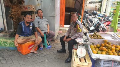Pantau Giat Ekonomi Warga Bhabinkamtibmas Pasar Baru Sambangi Penjual Buah
