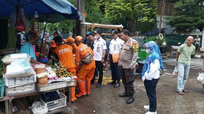 Rabu Tertib di Pasar Karang Anyar, Polisi dan Lurah Ajak Pedagang Jaga Kebersihan