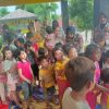 Polwan Polres Metro Bekasi dan Tim Psikologi Polda Metro Jaya Gelar Trauma Healing untuk Korban Banjir di Tambelang
