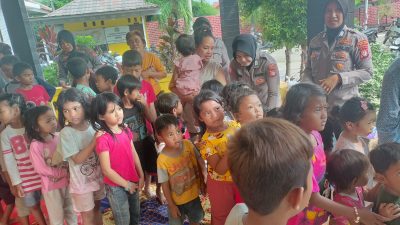 Polwan Polres Metro Bekasi dan Tim Psikologi Polda Metro Jaya Gelar Trauma Healing untuk Korban Banjir di Tambelang