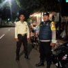 Dinihari Aman, Bhabinkamtibmas Gondangdia Sambangi Satkamling Jalan Cemara