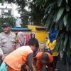 Gerebek Lumpur Bareng Warga, Aiptu Sunarto dan Tiga Pilar Bersihkan Saluran Tersumbat RW 03