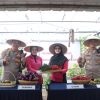 Kapolres Metro Jakarta Pusat Panen Sayur Bersama Bhayangkari di Rooftop Mapolres