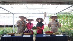 Kapolres Metro Jakarta Pusat Panen Sayur Bersama Bhayangkari di Rooftop Mapolres