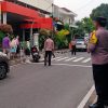 Pagi Humanis Bhabinkamtibmas Gondangdia, Bantu Siswa Masuk Sekolah & Atur Lalin