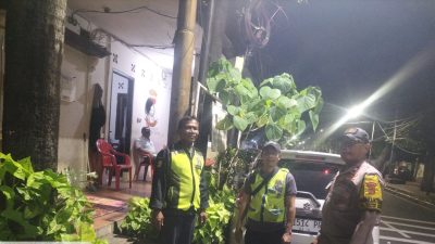 Patroli Malam, Bhabinkamtibmas Sambangi Poskamling RW 07: Ajak Warga Aktif Jaga Lingkungan dari Dalam