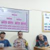 Wujudkan Lingkungan Aman, Bhabinkamtibmas Sambang ke Poskamling Pererat Hubungan dengan Warga RW 05