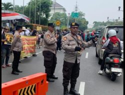 Personel Patmor Menteng Amankan Unjuk Rasa di Kantor Deutsche Bank