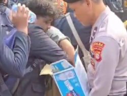 Humanis, Polisi Bagikan Air Pada Massa Aksi Unjuk Rasa di DPR