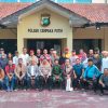 Warga Cempaka Putih Bersatu Jaga Keamanan, Berikan Makanan dan Bunga untuk TNI-Polri