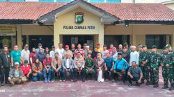 Warga Cempaka Putih Bersatu Jaga Keamanan, Berikan Makanan dan Bunga untuk TNI-Polri