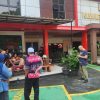 Polisi Sigap Bantu Pengendara Motor yang Tumbang di Jalan Menteng