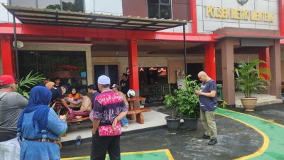 Polisi Sigap Bantu Pengendara Motor yang Tumbang di Jalan Menteng