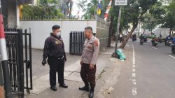 Polri Sambangi Pos Satpam Di Komplek Pertokoan Pasar Baru, Berikan Arahan