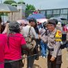 Polwan Polda Metro Bagikan Air Mineral ke Massa Aksi di Depan DPR/MPR