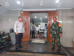 Bhabinkamtibmas dan Babinsa Tanah Abang, Berikan Rasa Aman Kepada Jemaat Melaksanakan Ibadah di Gereja GPDI Jemaat Shoshinnim