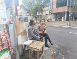Bhabinkamtibmas Petojo Utara Sambang Pokdar, Ajak Warga Perkuat Kewaspadaan Lingkungan