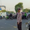 Cegah Kecelakaan Polisi Atur Lalu Lintas Pagi Hari di Sawah Besar
