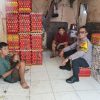 Sambang Sentra Ekonomi, Bhabinkamtibmas Kampung Rawa Ajak Pedagang Waspada Demi Jaga Jakarta Aman
