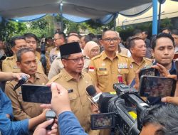 Bakti Sosial HUT ke-15 BNPP RI, Mendagri Tito Karnavian Serahkan Bantuan di RPTRA Pulo Gundul