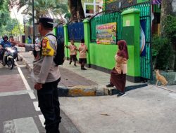 Pelayanan Humanis Polri, Bhabinkamtibmas Gondangdia Bantu Murid SD dan Atur Lalu Lintas Pagi Hari