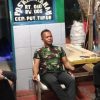 Bhabinkamtibmas  Cempaka Putih Timur Sambang Pos Kamling, Ajak Warga Perkuat Keamanan Lingkungan