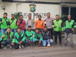 Polisi Dialog dengan Pengemudi Ojol Pasar Baru Bahas Kamtibmas Terkini