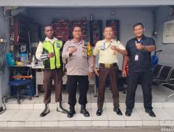 Titipkan Pesan Kamtibmas, Bhabinkamtibmas Sambangi Kantor JNE Jakarta Pusat