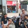 Patroli Door to Door, Bhabinkamtibmas Kampung Rawa Ajak Warga Bersama Jaga Kamtibmas
