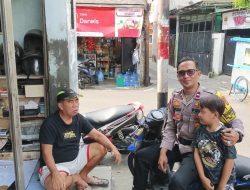 Patroli Door to Door, Bhabinkamtibmas Kampung Rawa Ajak Warga Bersama Jaga Kamtibmas