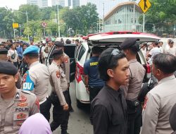 Polisi Sigap Berikan Pertolongan Peserta Aksi Yang Kelelahan di Monas