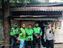 Bhabinkamtibmas Gondangdia Sapa Pengemudi Ojol, Ajak Jaga Kamtibmas dan Tertib Berlalu Lintas