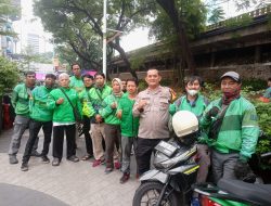 Patroli Dialogis Bhabinkamtibmas Menteng, Edukasi Ojol soal Kamtibmas dan Tertib Lalu Lintas