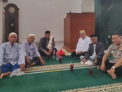 Kapolsubsektor Kayu Awet Laksanakan Salat Jumat Berjamaah, Perkuat Silaturahmi dengan Warga Johar Baru