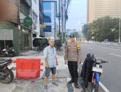 Bhabinkamtibmas Petojo Utara Patroli Dialogis, Warga RW 03 Diajak Aktif Jaga Lingkungan