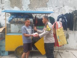 Jumat Berkah Polsek Sawah Besar, Polisi Bagikan Nasi Kotak untuk Warga Pasar Baru