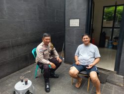 Sambangi Ketua RW 03, Bhabinkamtibmas Kebon Kacang Sampaikan Imbauan Kamtibmas Sebagai Cooling System