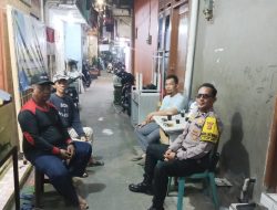 Sambang Pos Satkamling Dini Hari, Polisi dan Warga Kampung Rawa Kompak Jaga Jakarta Aman